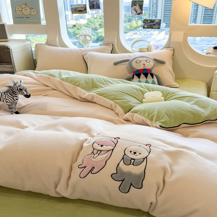 91家纺网 家纺一手货源 找家纺 印季家纺 2025新款小两口海獭绒贴布绣四件套 小两口-浅米-草绿