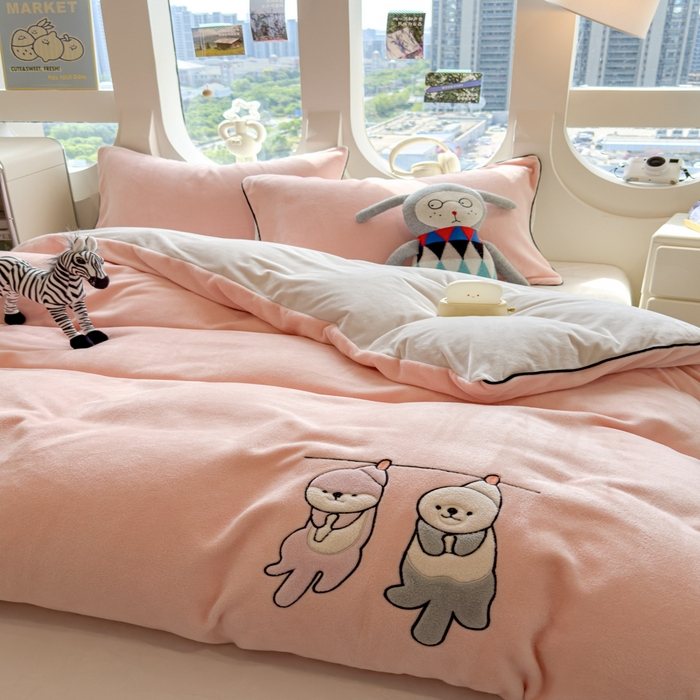 91家纺网 家纺一手货源 找家纺 印季家纺 2025新款小两口海獭绒贴布绣四件套 小两口-玉粉-粉灰