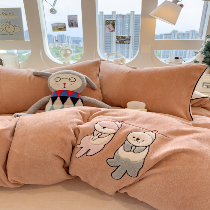 91家纺网 家纺一手货源 找家纺 印季家纺 2025新款小两口海獭绒贴布绣四件套 小两口-香槟金-浅棕