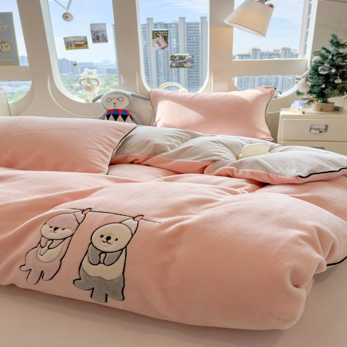 91家纺网 家纺一手货源 找家纺 印季家纺 2025新款小两口海獭绒贴布绣四件套 小两口-玉粉-粉灰