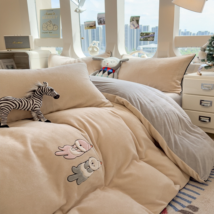 91家纺网 家纺一手货源 找家纺 印季家纺 2025新款小两口海獭绒贴布绣四件套 小两口-米粽-浅灰