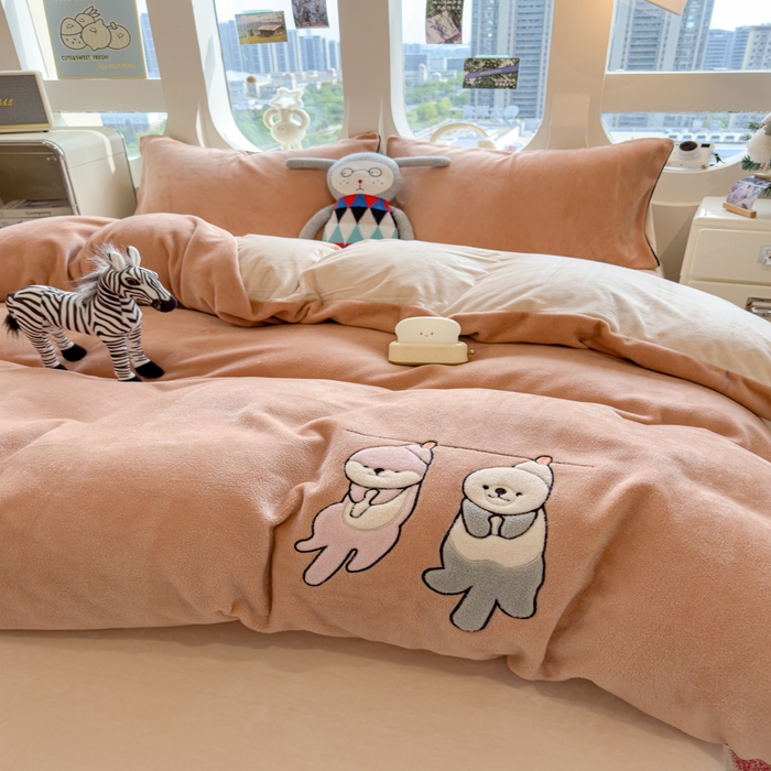 91家纺网 家纺一手货源 找家纺 印季家纺 2025新款小两口海獭绒贴布绣四件套 小两口-香槟金-浅棕