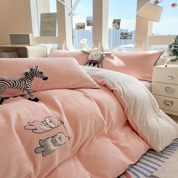 91家纺网 家纺一手货源 找家纺 印季家纺 2025新款小两口海獭绒贴布绣四件套 小两口-玉粉-粉灰