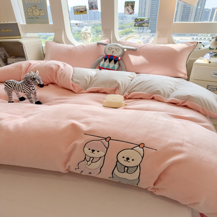 91家纺网 家纺一手货源 找家纺 印季家纺 2025新款小两口海獭绒贴布绣四件套 小两口-玉粉-粉灰