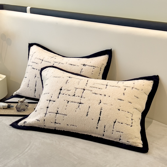 91家纺网 家纺一手货源 找家纺 印季家纺 2025新款黑白森林阳离子提花四件套 奶白-黑