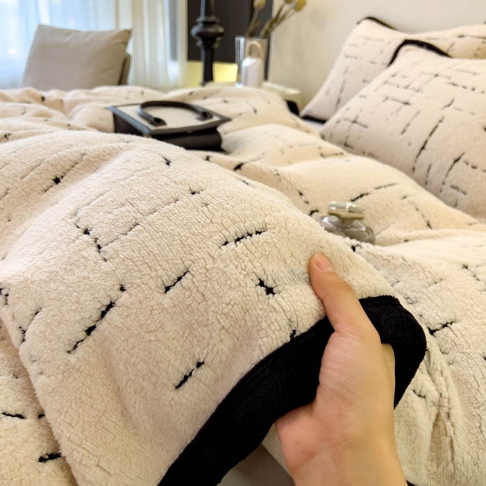 91家纺网 家纺一手货源 找家纺 印季家纺 2025新款黑白森林阳离子提花四件套 奶白-黑