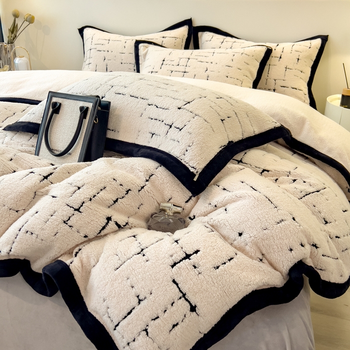 91家纺网 家纺一手货源 找家纺 印季家纺 2025新款黑白森林阳离子提花四件套 奶白-黑