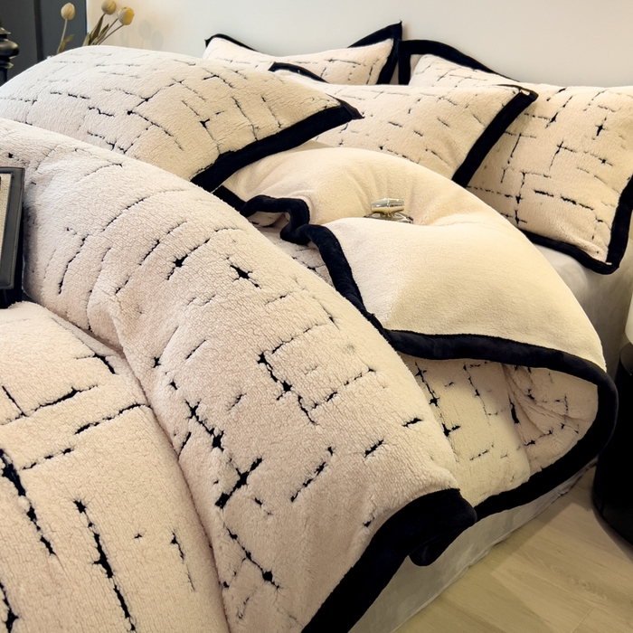 91家纺网 家纺一手货源 找家纺 印季家纺 2025新款黑白森林阳离子提花四件套 奶白-黑