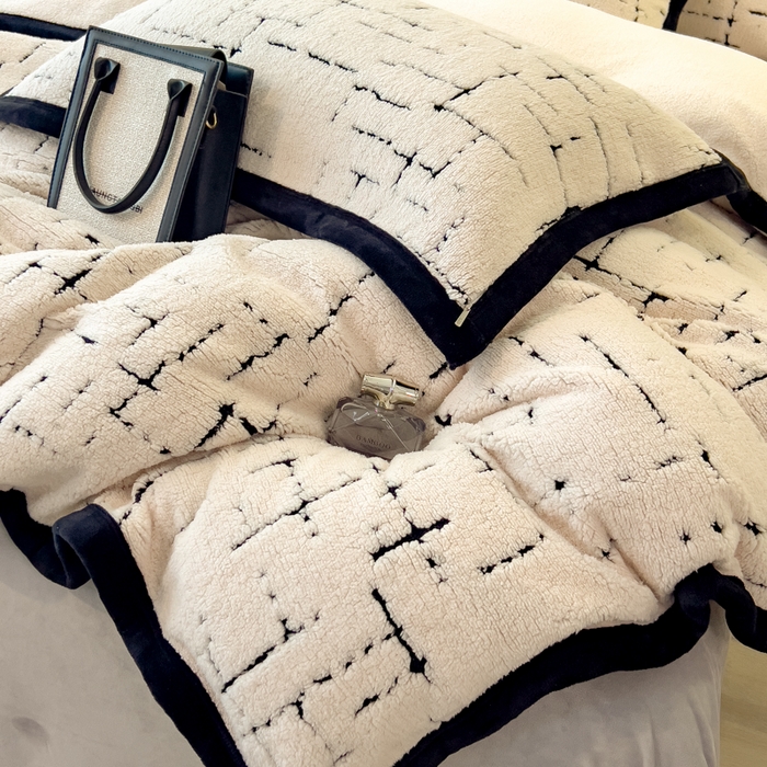 91家纺网 家纺一手货源 找家纺 印季家纺 2025新款黑白森林阳离子提花四件套 奶白-黑