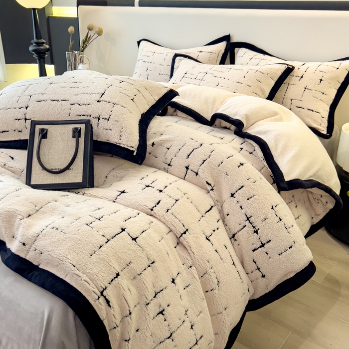 91家纺网 家纺一手货源 找家纺 印季家纺 2025新款黑白森林阳离子提花四件套 奶白-黑