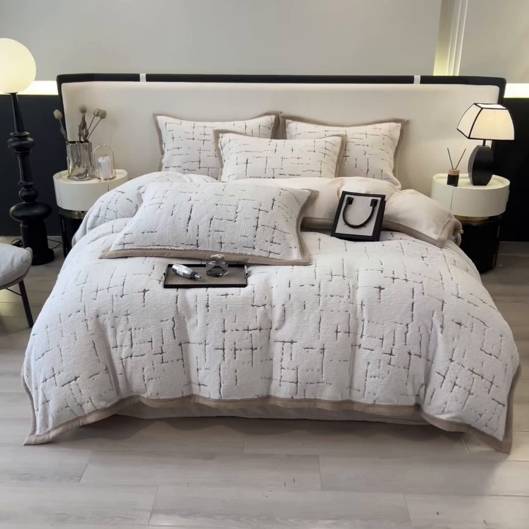 91家纺网 家纺一手货源 找家纺 印季家纺 2025新款黑白森林阳离子提花四件套 奶白-驼