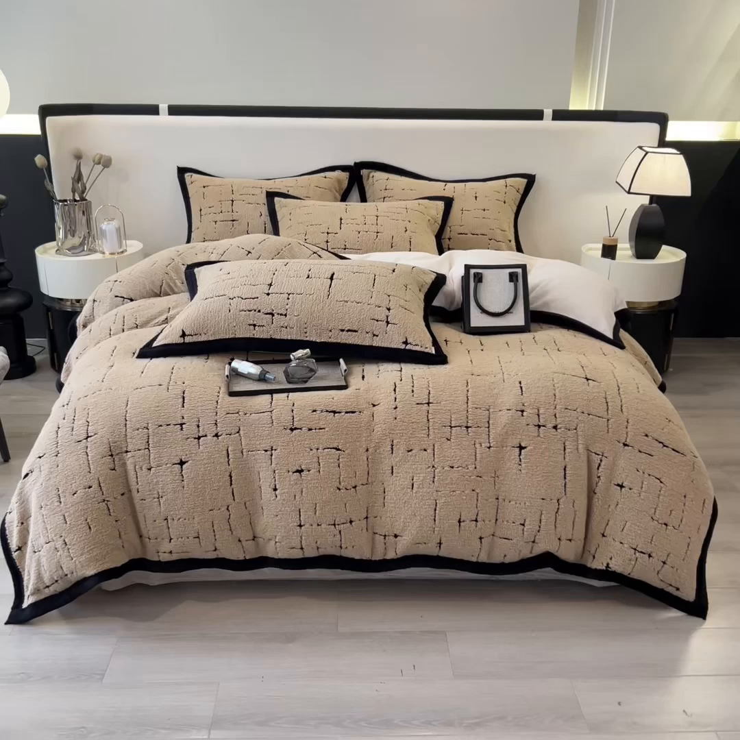 91家纺网 家纺一手货源 找家纺 印季家纺 2025新款黑白森林阳离子提花四件套 金驼-黑