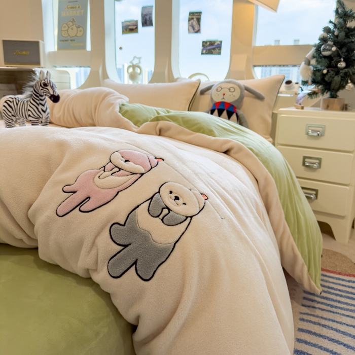 91家纺网 家纺一手货源 找家纺 印季家纺 2025新款小两口海獭绒贴布绣四件套 小两口-浅米-草绿