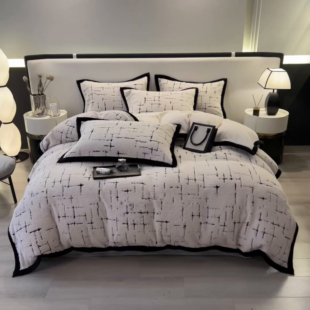 91家纺网 家纺一手货源 找家纺 印季家纺 2025新款黑白森林阳离子提花四件套 奶白-黑