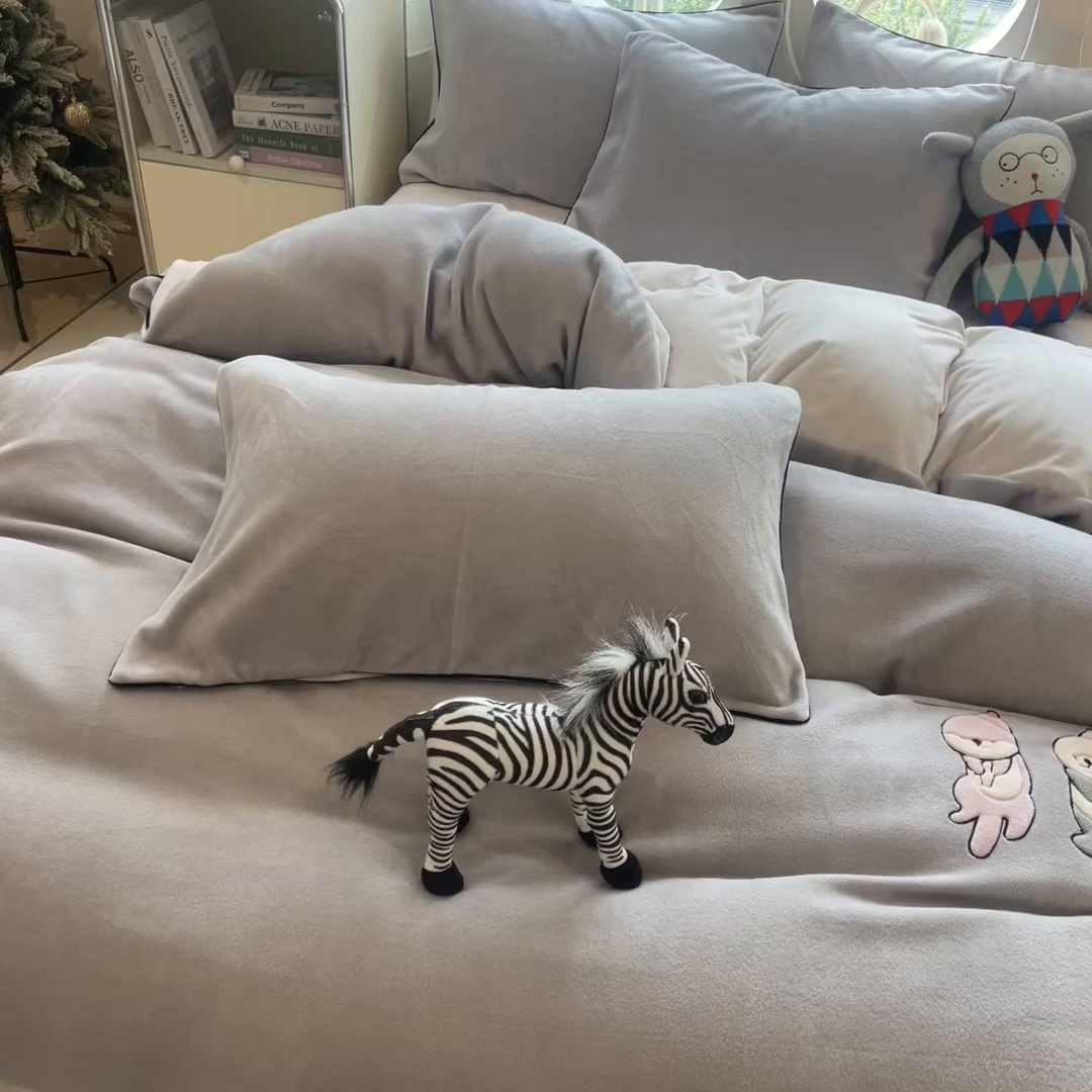 91家纺网 家纺一手货源 找家纺 印季家纺 2025新款小两口海獭绒贴布绣四件套 小两口-浅灰-粉灰