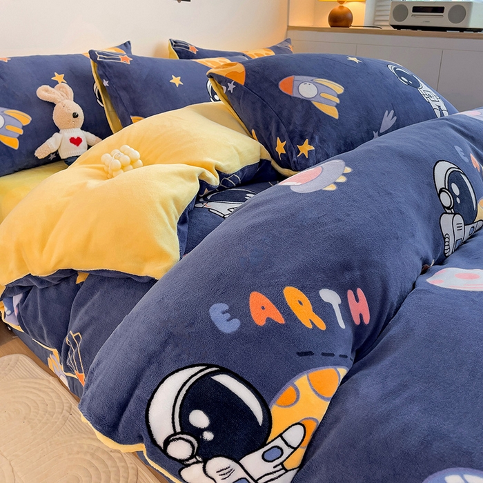 91家纺网 家纺一手货源 找家纺 西引力 2025新款亲肤舒适加厚牛奶绒印花四件套 太空人