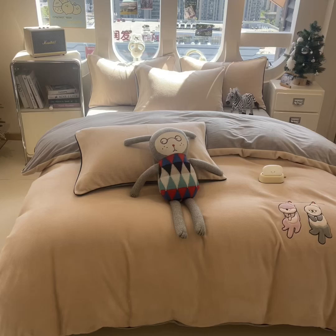 91家纺网 家纺一手货源 找家纺 印季家纺 2025新款小两口海獭绒贴布绣四件套 小两口-米粽-浅灰