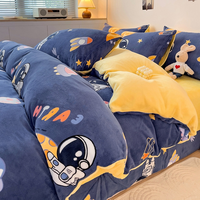 91家纺网 家纺一手货源 找家纺 西引力 2025新款亲肤舒适加厚牛奶绒印花四件套 太空人