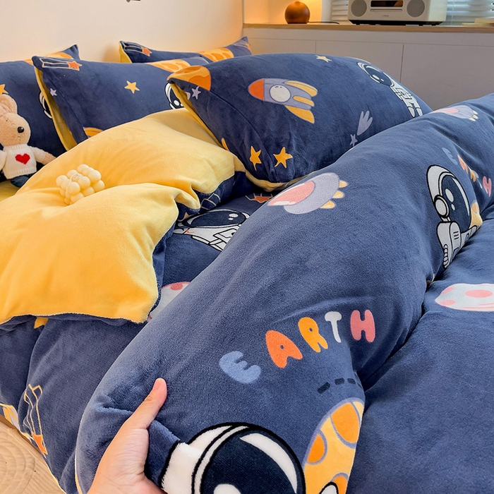 91家纺网 家纺一手货源 找家纺 西引力 2025新款亲肤舒适加厚牛奶绒印花四件套 太空人