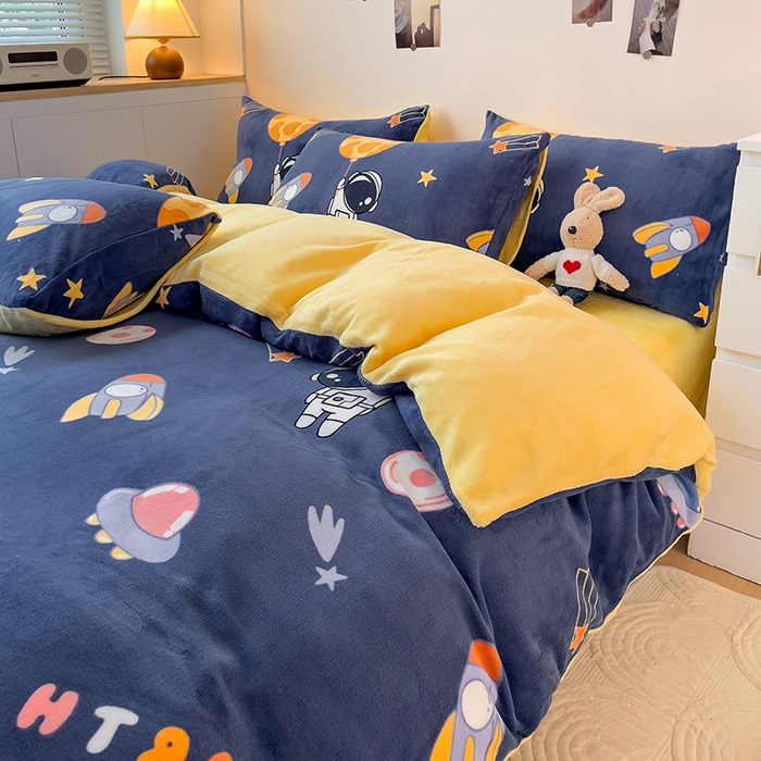 91家纺网 家纺一手货源 找家纺 西引力 2025新款亲肤舒适加厚牛奶绒印花四件套 太空人