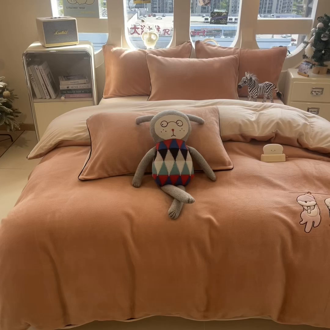 91家纺网 家纺一手货源 找家纺 印季家纺 2025新款小两口海獭绒贴布绣四件套 小两口-香槟金-浅棕