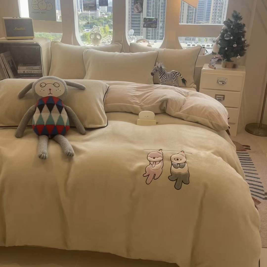 91家纺网 家纺一手货源 找家纺 印季家纺 2025新款小两口海獭绒贴布绣四件套 小两口-淡绿-浅棕