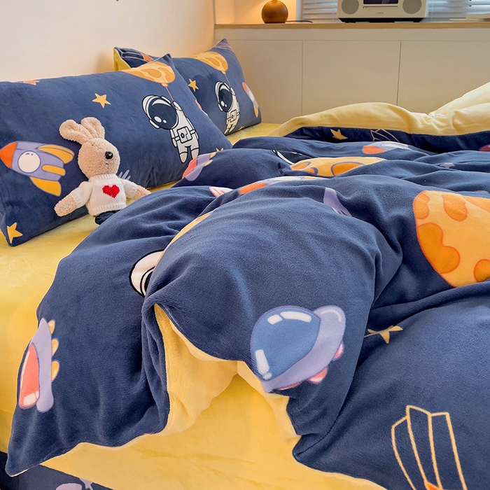 91家纺网 家纺一手货源 找家纺 西引力 2025新款亲肤舒适加厚牛奶绒印花四件套 太空人