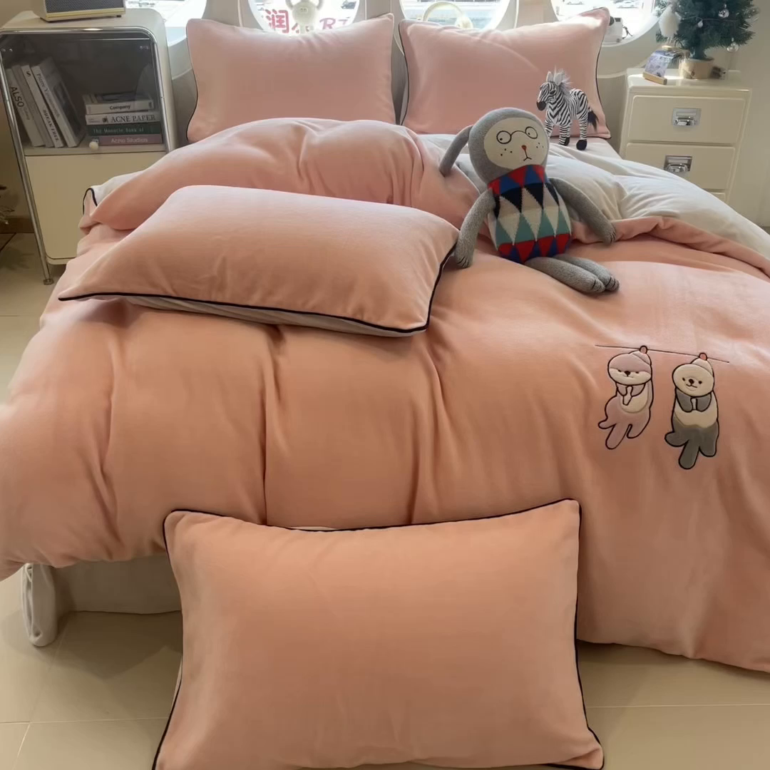 91家纺网 家纺一手货源 找家纺 印季家纺 2025新款小两口海獭绒贴布绣四件套 小两口-玉粉-粉灰