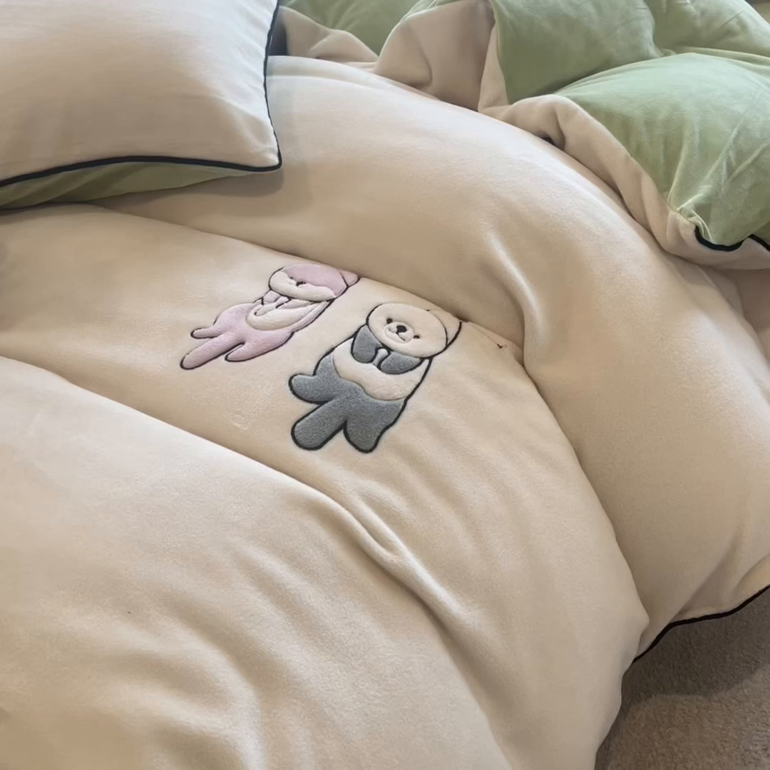 91家纺网 家纺一手货源 找家纺 印季家纺 2025新款小两口海獭绒贴布绣四件套 小两口-浅米-草绿