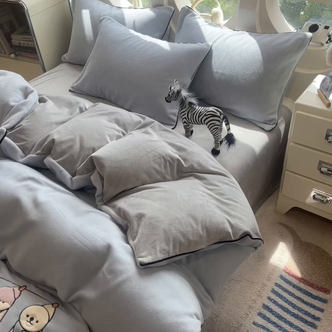 91家纺网 家纺一手货源 找家纺 印季家纺 2025新款小两口海獭绒贴布绣四件套 小两口-浅蓝-浅灰
