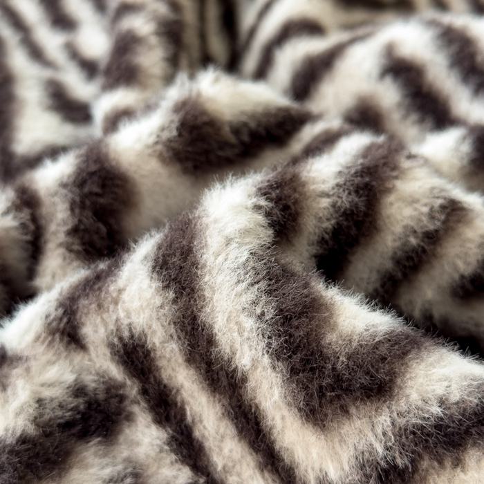 91家纺网 家纺一手货源 找家纺 印季家纺 2025新款羊呢绒兔毛大拼角四件套 拼角-灰色波浪