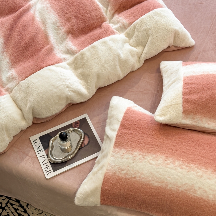 91家纺网 家纺一手货源 找家纺 印季家纺 2025新款羊呢绒兔毛大拼角四件套 拼角-豆沙大条纹