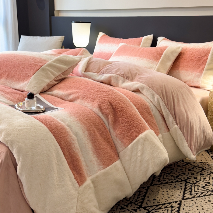 91家纺网 家纺一手货源 找家纺 印季家纺 2025新款羊呢绒兔毛大拼角四件套 拼角-豆沙大条纹