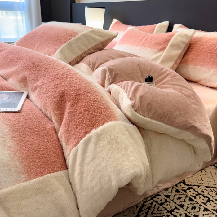 91家纺网 家纺一手货源 找家纺 印季家纺 2025新款羊呢绒兔毛大拼角四件套 拼角-豆沙大条纹