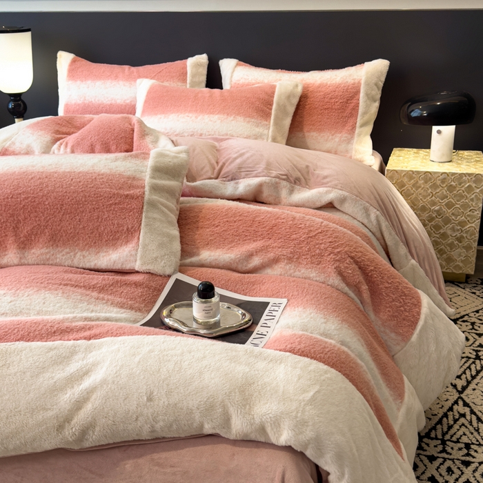 91家纺网 家纺一手货源 找家纺 印季家纺 2025新款羊呢绒兔毛大拼角四件套 拼角-豆沙大条纹