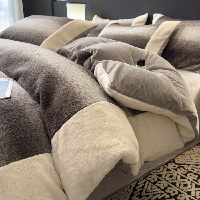 91家纺网 家纺一手货源 找家纺 印季家纺 2025新款羊呢绒兔毛大拼角四件套 拼角-灰色大条纹