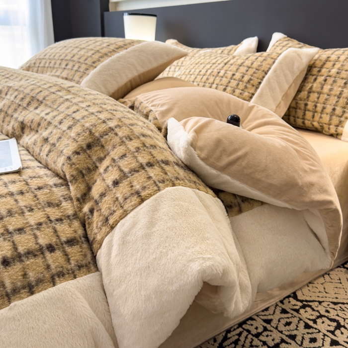 91家纺网 家纺一手货源 找家纺 印季家纺 2025新款羊呢绒兔毛大拼角四件套 拼角-驼色小格