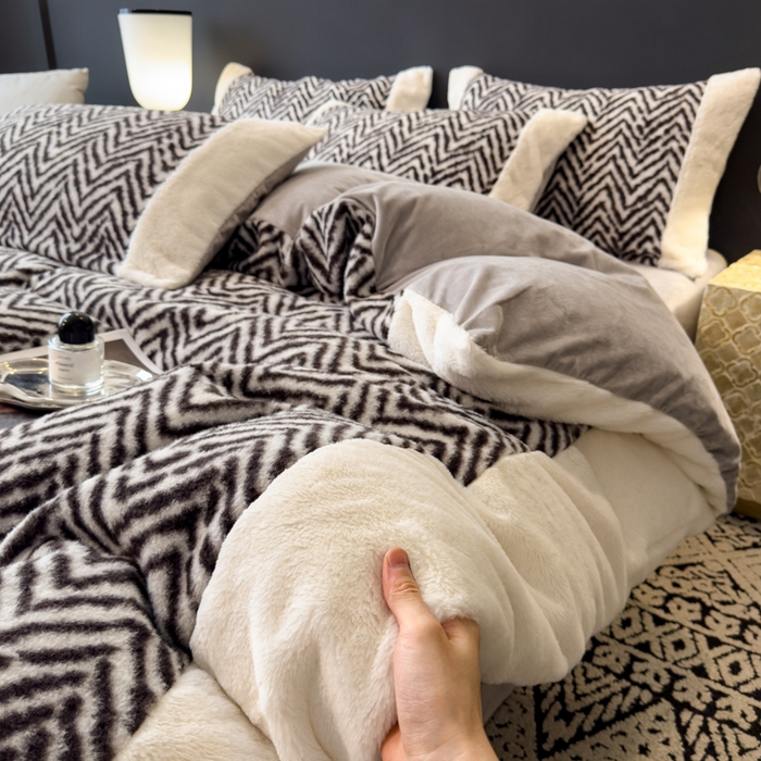 91家纺网 家纺一手货源 找家纺 印季家纺 2025新款羊呢绒兔毛大拼角四件套 拼角-灰色波浪