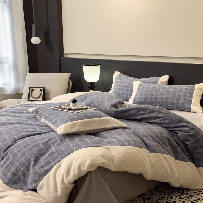 91家纺网 家纺一手货源 找家纺 印季家纺 2025新款羊呢绒兔毛大拼角四件套 拼角-蓝色小格