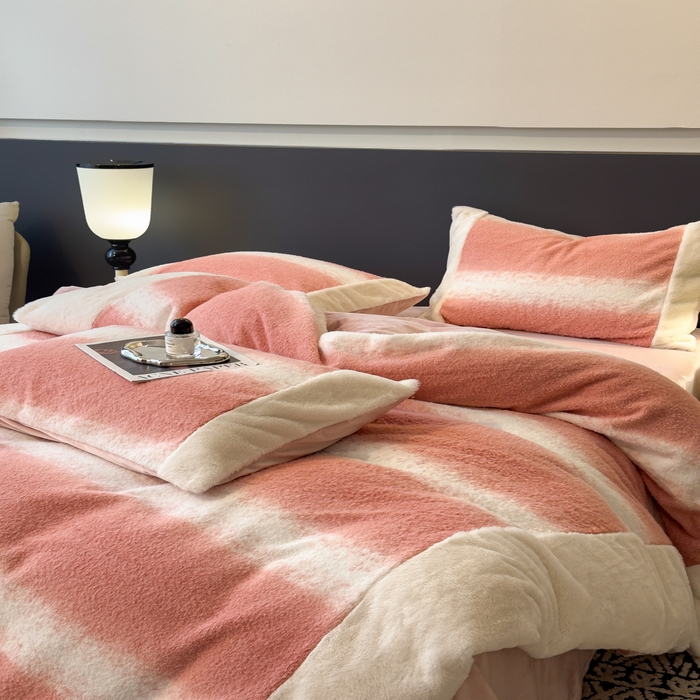 91家纺网 家纺一手货源 找家纺 印季家纺 2025新款羊呢绒兔毛大拼角四件套 拼角-豆沙大条纹