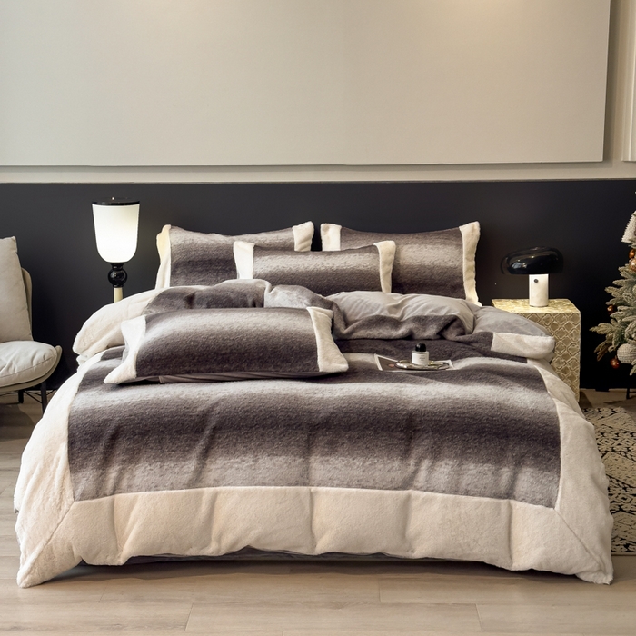 91家纺网 家纺一手货源 找家纺 印季家纺 2025新款羊呢绒兔毛大拼角四件套 拼角-灰色大条纹