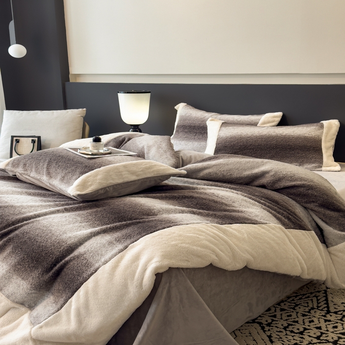 91家纺网 家纺一手货源 找家纺 印季家纺 2025新款羊呢绒兔毛大拼角四件套 拼角-灰色大条纹