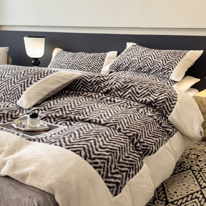 91家纺网 家纺一手货源 找家纺 印季家纺 2025新款羊呢绒兔毛大拼角四件套 拼角-灰色波浪