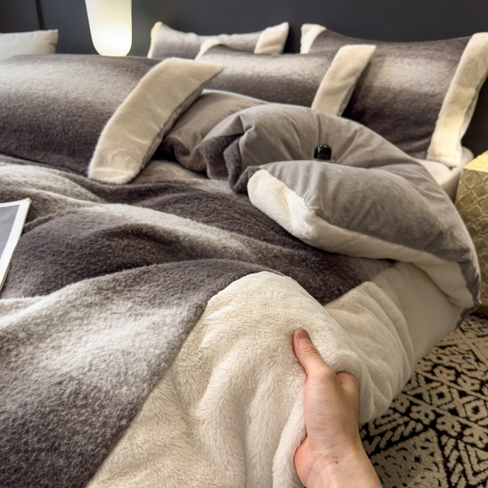 91家纺网 家纺一手货源 找家纺 印季家纺 2025新款羊呢绒兔毛大拼角四件套 拼角-灰色大条纹