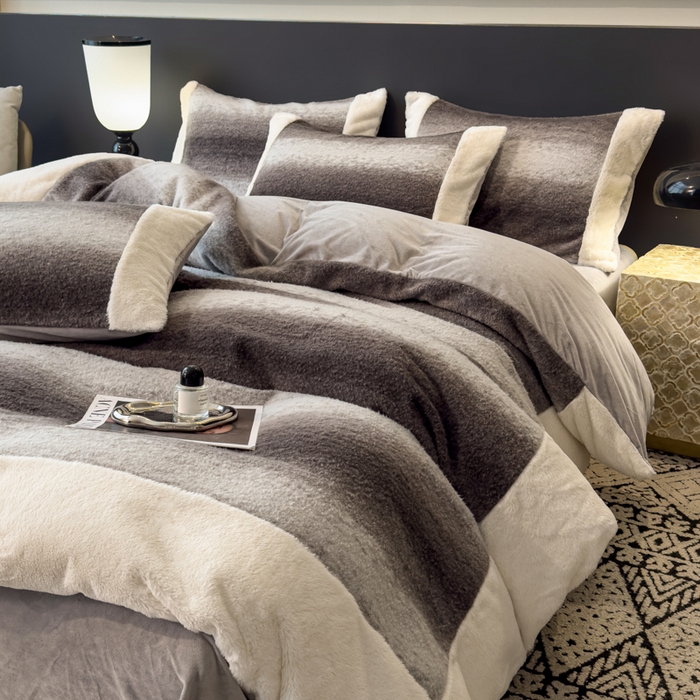 91家纺网 家纺一手货源 找家纺 印季家纺 2025新款羊呢绒兔毛大拼角四件套 拼角-灰色大条纹