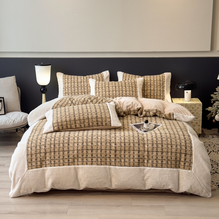 91家纺网 家纺一手货源 找家纺 印季家纺 2025新款羊呢绒兔毛大拼角四件套 拼角-驼色小格