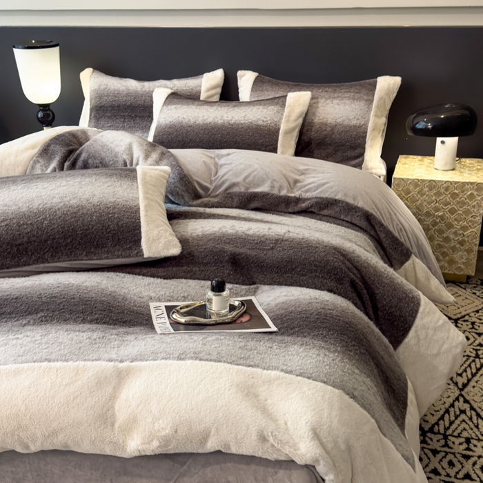 91家纺网 家纺一手货源 找家纺 印季家纺 2025新款羊呢绒兔毛大拼角四件套 拼角-灰色大条纹