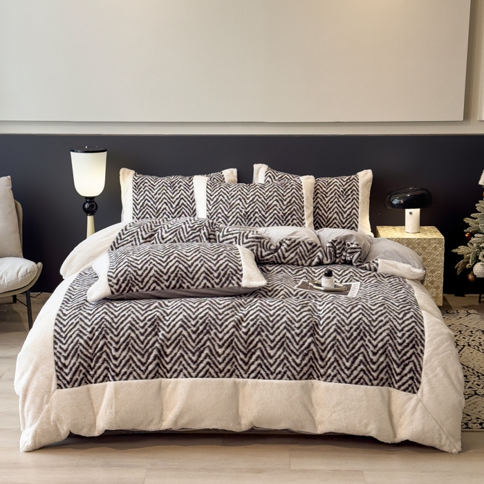 91家纺网 家纺一手货源 找家纺 印季家纺 2025新款羊呢绒兔毛大拼角四件套 拼角-灰色波浪