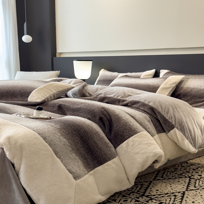 91家纺网 家纺一手货源 找家纺 印季家纺 2025新款羊呢绒兔毛大拼角四件套 拼角-灰色大条纹