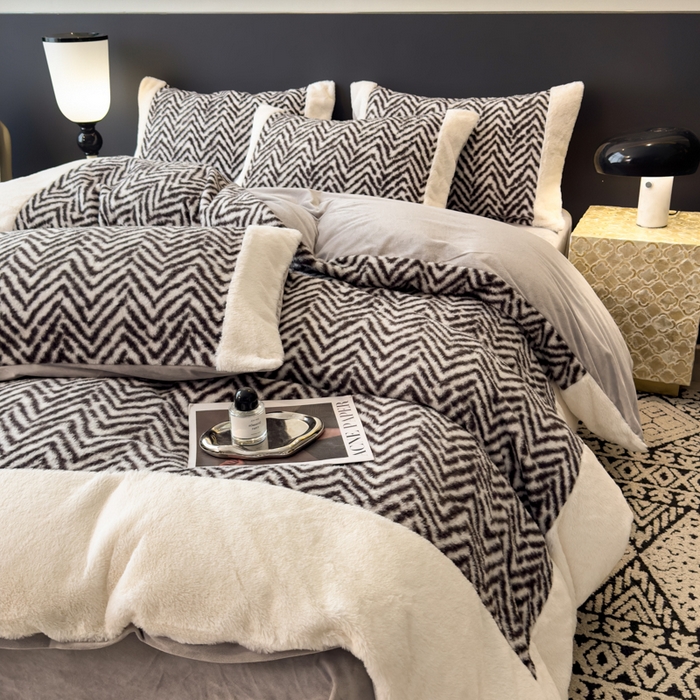 91家纺网 家纺一手货源 找家纺 印季家纺 2025新款羊呢绒兔毛大拼角四件套 拼角-灰色波浪